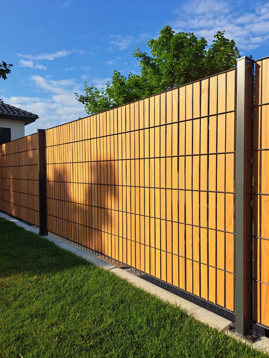 Accoya® Sichtschutzpaneele aus Holz Typ Lärche für Doppelstabmatten