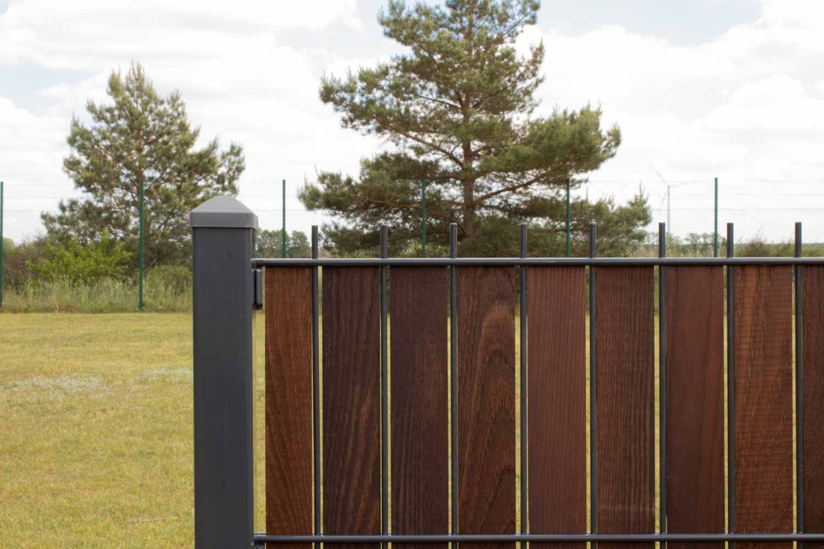DoppelstabmattenzaunSichtschutz aus Holz wodewa wodewa