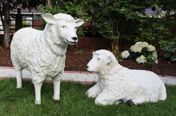 Dekorationsfiguren Schafe lebensgroß H 40/64 cm Gartenfiguren Gartendeko Schaf aus Kunstharz
