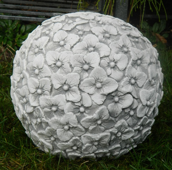 Beton Figur Kugel mit Blumenmotiv H 21 cm Dekoelement und Gartenskulptur