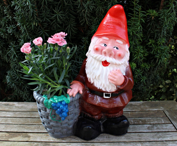 Gartenzwerg stehend mit Pflanztopf Blumentopf zum Bepflanzen Figur Zwerg H 37 cm aus Kunststoff
